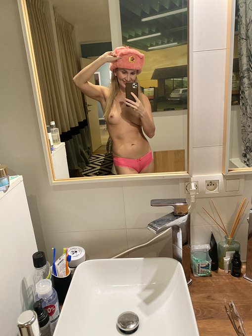 Hello babies 👶 im in Brussels 😋🥰 https://t.co/N3sJELnPz0