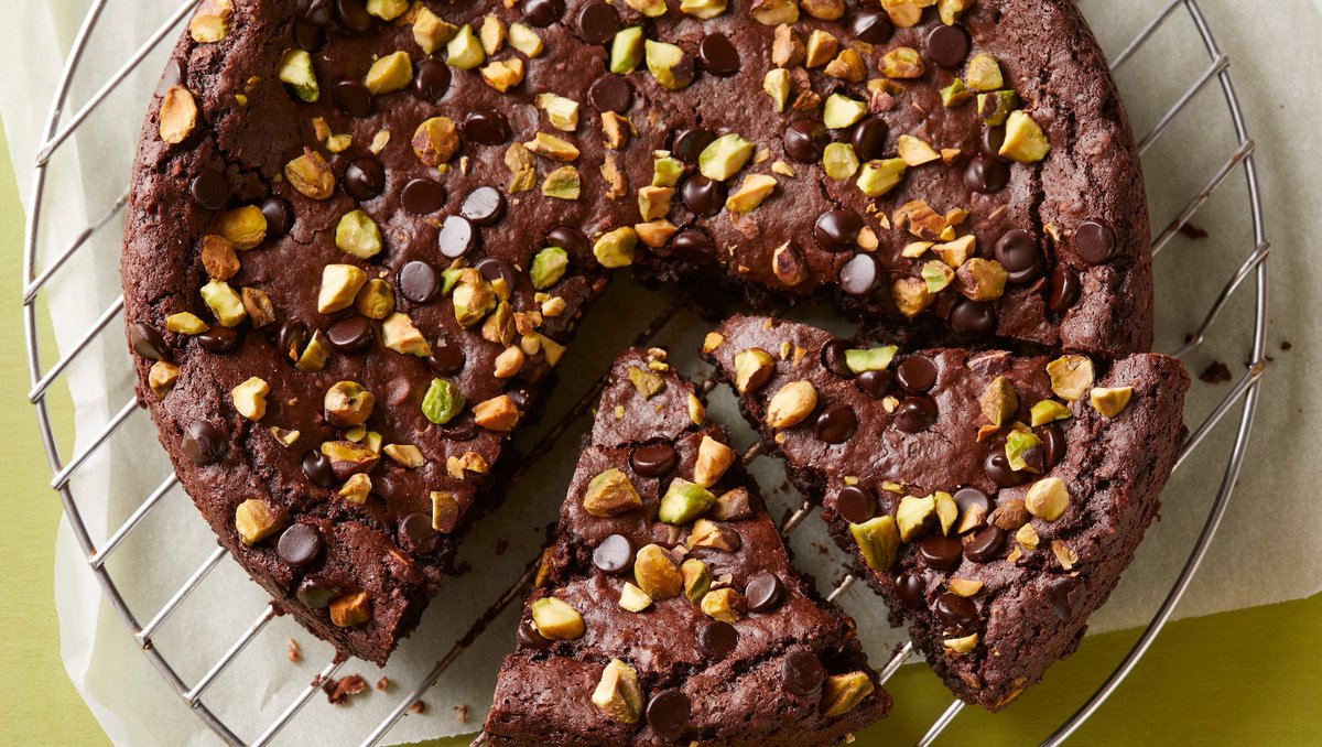 ForksOverKnives's tweet photo. #NationalBrownieDay wouldn’t be complete without these Outrageously Healthy Brownies. Full recipe:https://t.co/PEgSIiDUpb https://t.co/9SEYbIi75o