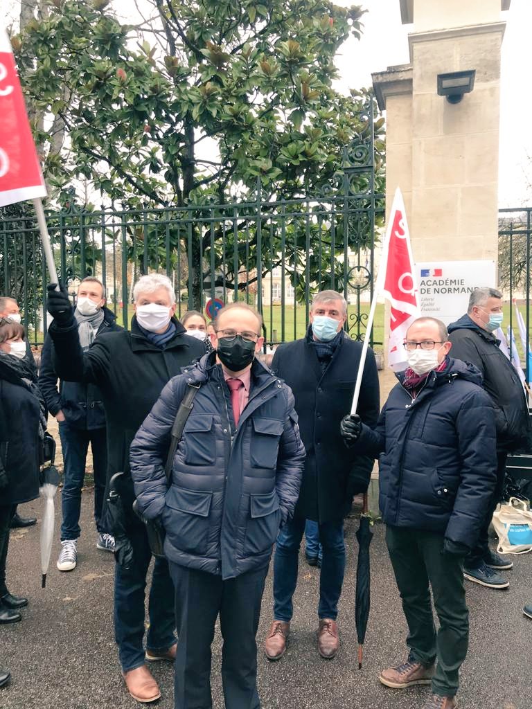 SnpdenNormandie's tweet photo. Seulement 24h après l'appel conjoint des OS @aeti_unsa @snpden @UNSA_Education Belle mobilisation devant les sites des rectorats de Caen et Rouen de @ac_normandie pour la défense des établissements et contre le transfert de l'autorité fonctionnelle aux collectivités territoriales https://t.co/hzgRunYcMh