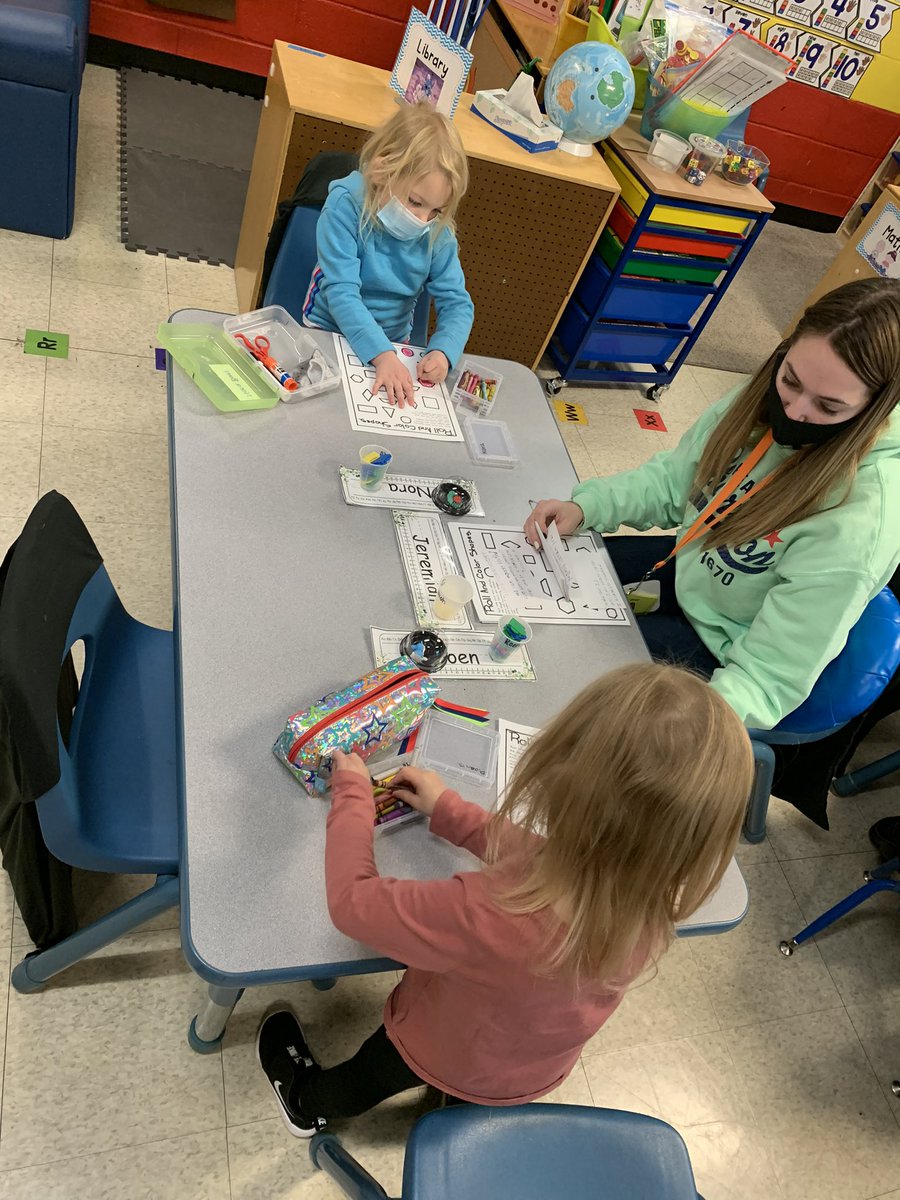 Dturner02's tweet photo. This high school student planned an engaging and challenging lesson around shapes. Using what we have done in the Bridges curriculum and accelerating student concepts! Way to go!! @wcpsmd @HubsNHHS @MichaelChilcutt @nussemar @ghoov25 @MrsLongerbeam  #littlehubs https://t.co/lK5Q5xFYgZ