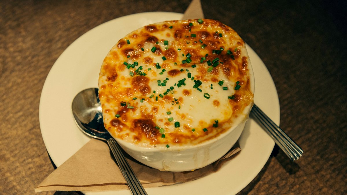 kitchenshortcut's tweet photo. French onion soup is perfect to keep you warm and cozy on your winter nights. It is cheesy and satisfying all at once. Here's a simple recipe you can easily follow to treat yourself to this decadent meal https://t.co/tzjmzDAJOJ

#recipes #RecipeOfTheDay #Wednesdayvibe #foodies https://t.co/P3FMfQd97m