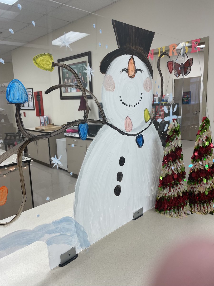 mcooper313's tweet photo. A little Art fun @Houston_AISD in the front office. Spreading Holiday cheer! Merry Christmas🎄🎄🎄 #aldineart @doccbstewart @NoTeacherLikeMe @GeekSquad5000 @ms_nholmes @YSalinas2 @JudyBermudez3 https://t.co/xoOMIYSAfw