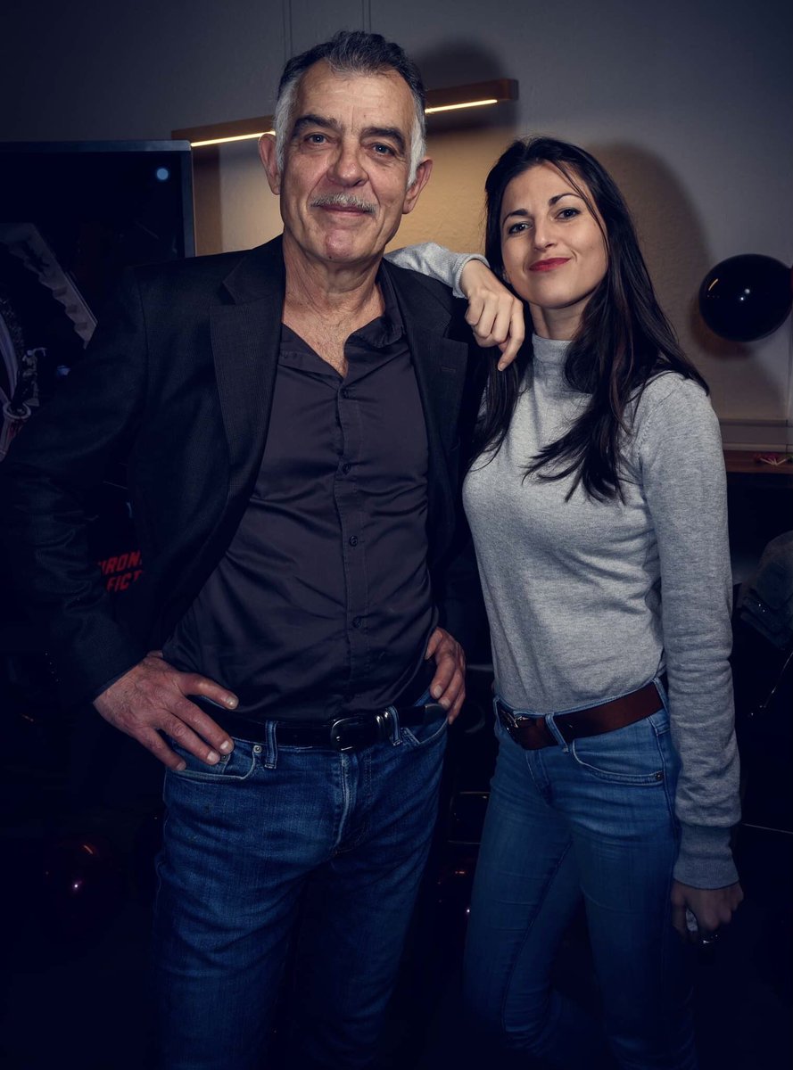 AlunniSegolene's tweet photo. J’ai tapé la pose avec le Coroner @stefan_godin à l’occasion de la sortie d’un livre dédié à la chaîne @ChronikFiction 🤩 Magnifique ouvrage qui décortique les coulisses et l’élaboration du projet du Coroner en librairie demain 😇
#lecoroner #chronikfiction https://t.co/qL2VpjbT5W