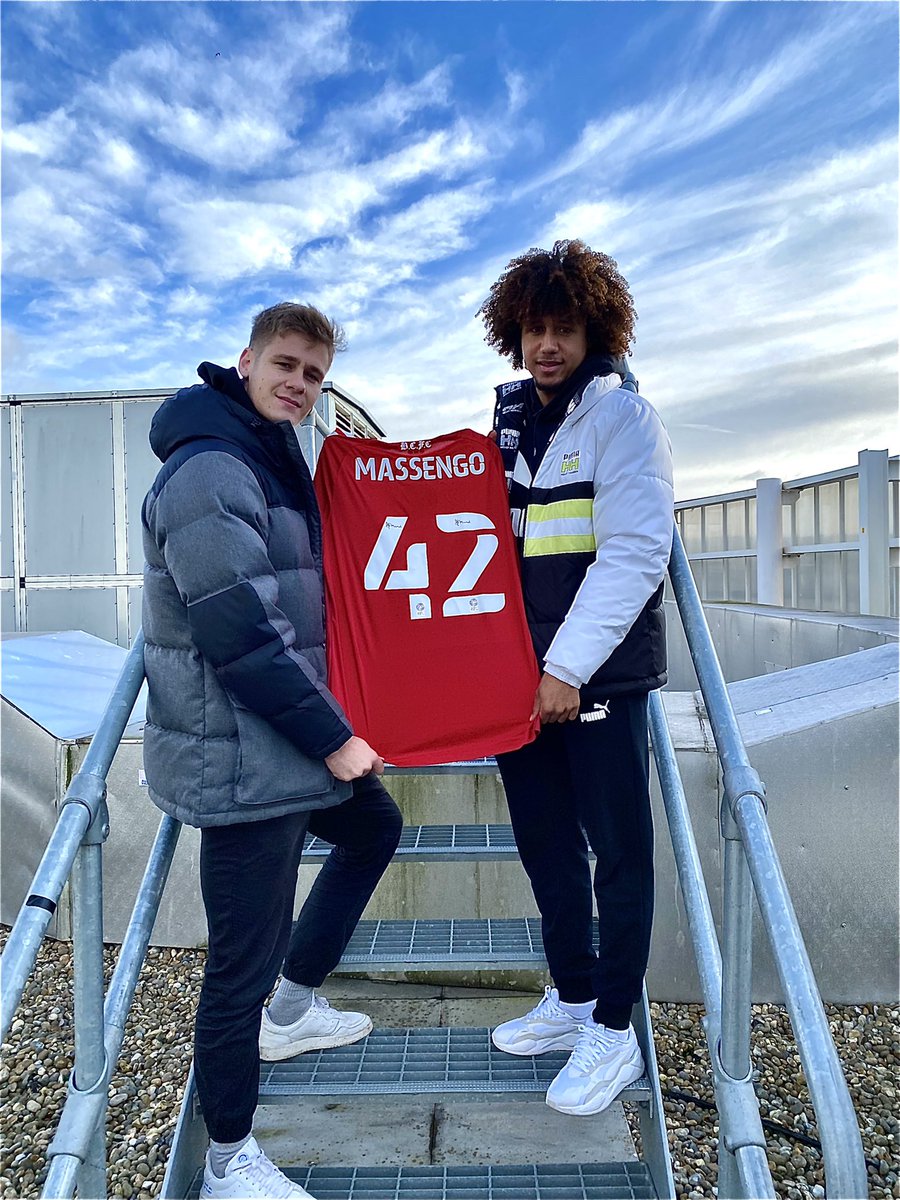 2nuitsavec's tweet photo. CONCOURS ! Je reviens de Bristol les bras chargés de maillots. Je vous fais gagner le maillot de Bristol d’Han-Noah Massengo :
- RT + follow mon compte 

TAS semaine prochaine https://t.co/BtZlTGkRiV
