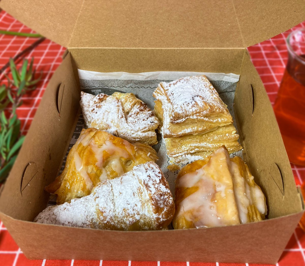 BakedResidence's tweet photo. Sweet Pastry Box (The eclair is not in this picture as this was a custom box) https://t.co/b0vrpSLpUV