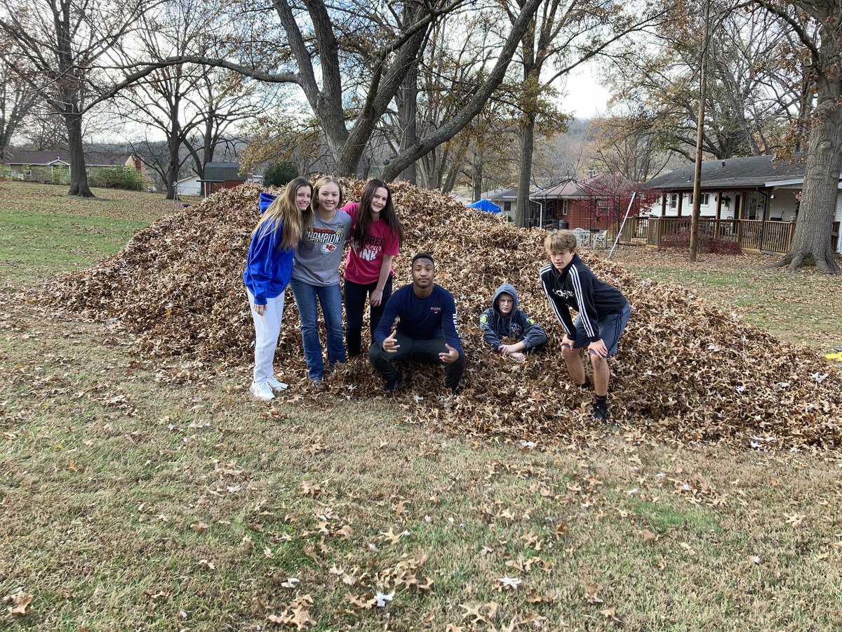 lansingfccla's tweet photo. LHS FCCLA members participating in the FCCLA Community Service Program by raking leaves for community members ❤️ #proudofthepride #FCCLA #Lansing https://t.co/HbW63f71p7