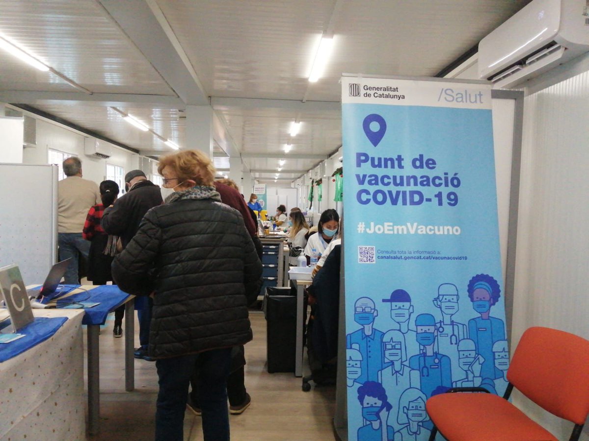 salutcat's tweet photo. 📸 Aquests dies de festa, els professionals de Salut han continuat vacunant milers de persones. 
💉 S’han posat més de 70.000 vacunes. 

GRÀCIES pel vostre esforç i dedicació tots els dies de l’any!

@Carmetabv @HospitalSantPau https://t.co/FCyoSL0kkx
