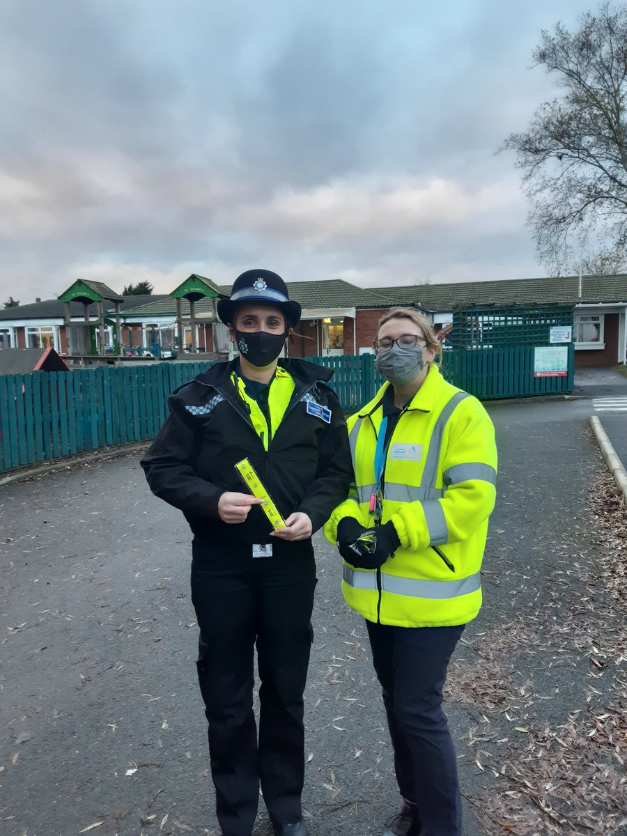 A busy 3rd day for new recruit Jenny, working with ENGIE road safety team supporting and advising on road safety and giving illuminated armbands to support road safety to school pupils #Cleethorpes #partnershipworking #communitypolicing #abusyfirst3days #supportingourcommunities https://t.co/y2YscDPk71