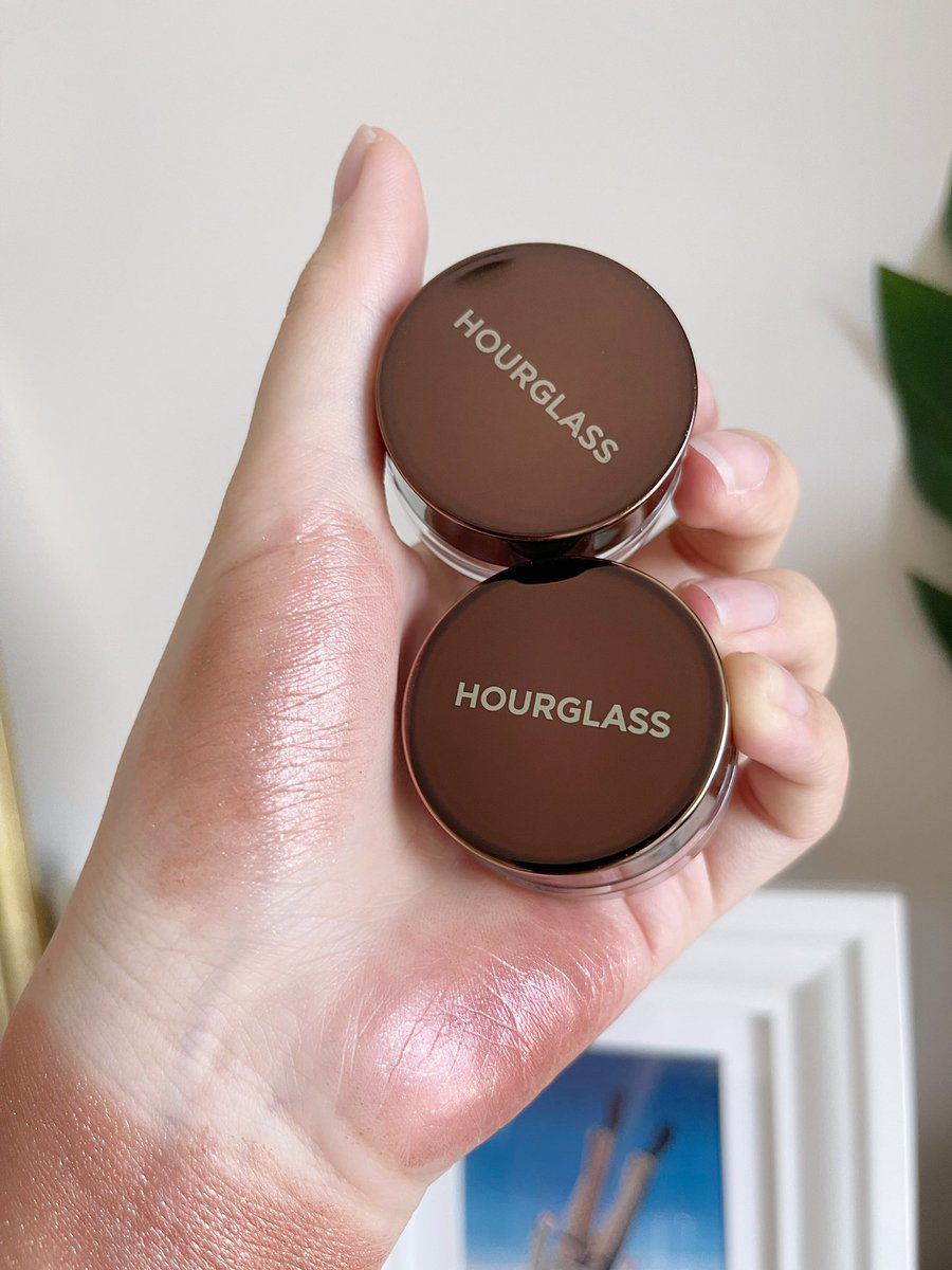 Viviennewonder's tweet photo. เคยมี ฟลว แนะนำมา ว่าอายชาโดว์แบบเจลของ Hourglass จึ้ง ไปซื้อตามมา ปรากฎว่าชอบมาก ซื้อมานานละเพิ่งหยิบมารีวิว สี2 สีนี้คือทาได้ทุกผิว กลิตเตอร์เนียนละเอียด สีชัด ติดทน ของจริงสวยกว่าในรูปอีก ไปตำกันได้ https://t.co/il3xMja8Jk