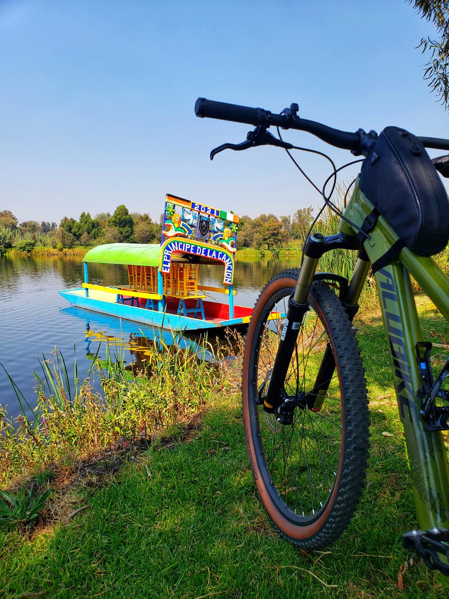 jcgarzep's tweet photo. Ayer me di el rol y la neta el clima rico, para disfrutar, me dormí un par de horas en un rinconcito secreto que tengo en los humedales de Xochimilco, no hay gente, solo cantos de aves y el viento además de estar rodeado de árboles...
#xtads #alubike https://t.co/O1KFYbF8Gj