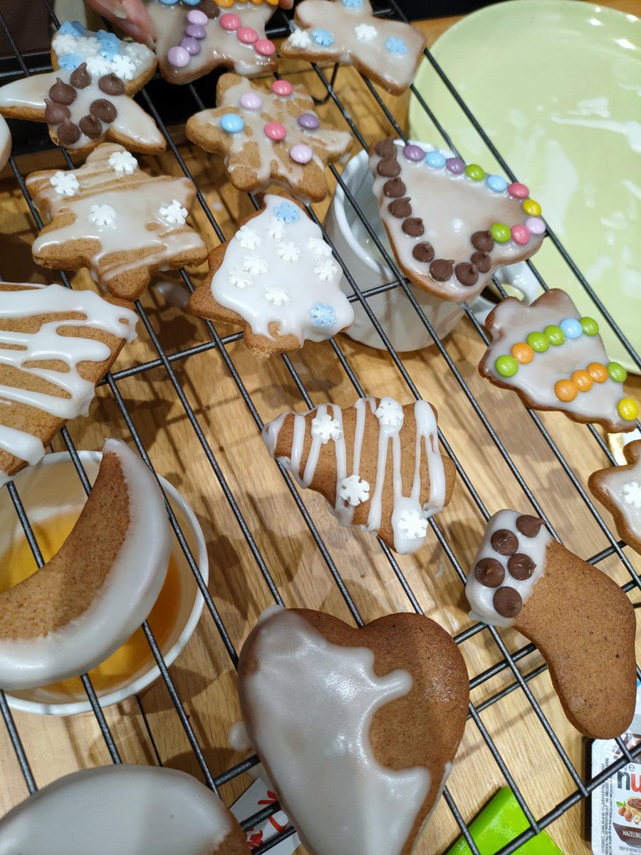 ToynbeeH's tweet photo. What could be more Christmassy than homemade gingerbread decorating and warm spiced apple?!?! @ToynbeeH  @ArdinglyBoarder https://t.co/gfItqR2qFD