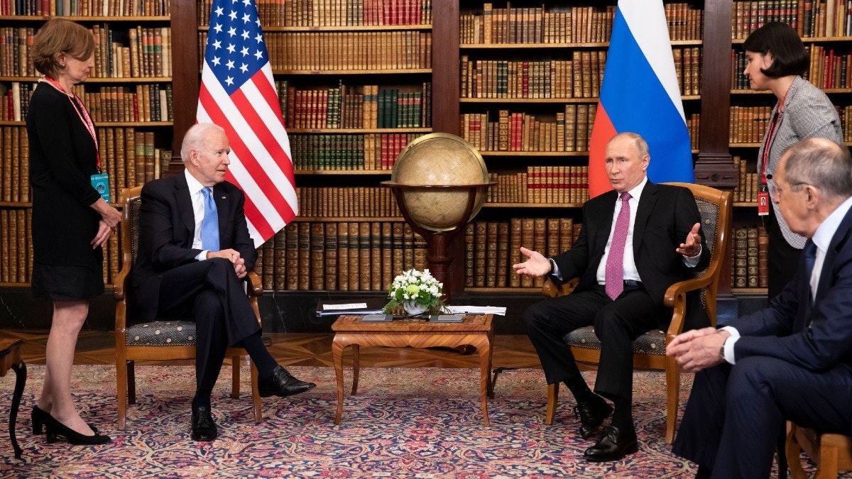 realDailyWire's tweet photo. Tucker Carlson: ‘How Does Intervening In Ukraine Help The Core Interests Of The United States?’ https://t.co/wg9WvORAJ9 https://t.co/tsX2rpARM1