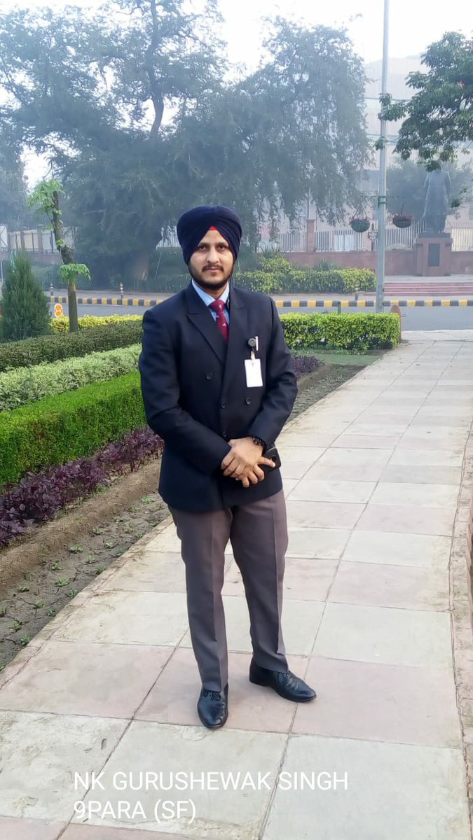 SwetaSinghAT's tweet image. “एक नयन संजीवन जिनका, एक नयन था हालाहल,
जितना कठिन खड्ग था कर में उतना ही अंतर कोमल”
जनरल रावत, ब्रिगेडियर लिड्डर, ले कर्नल हरजिंदर, नायक गुरसेवक, नायक जितेंद्र, हवलदार सतपाल, Wg Cdr चौहान, Sqn Ldr सिंह, JWO दास और प्रदीप, L/Nk विवेक और तेजा। नमन।