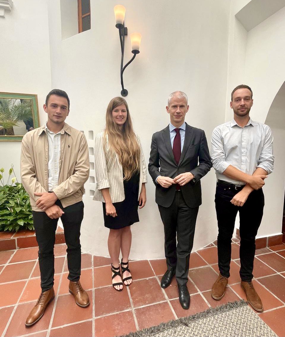 franckriester's tweet photo. À Quito, j’ai échangé avec Aymeric, Marion ou Théo: ils sont tous VIE dans une entreprise en 🇪🇨. C’est une expérience unique et une ouverture sur le monde. @bachysoletanche, @icam_fr, @OI_Eau ont fait le choix de la jeunesse: faites comme elles, pariez sur l’avenir ! https://t.co/V5APE2m7hl