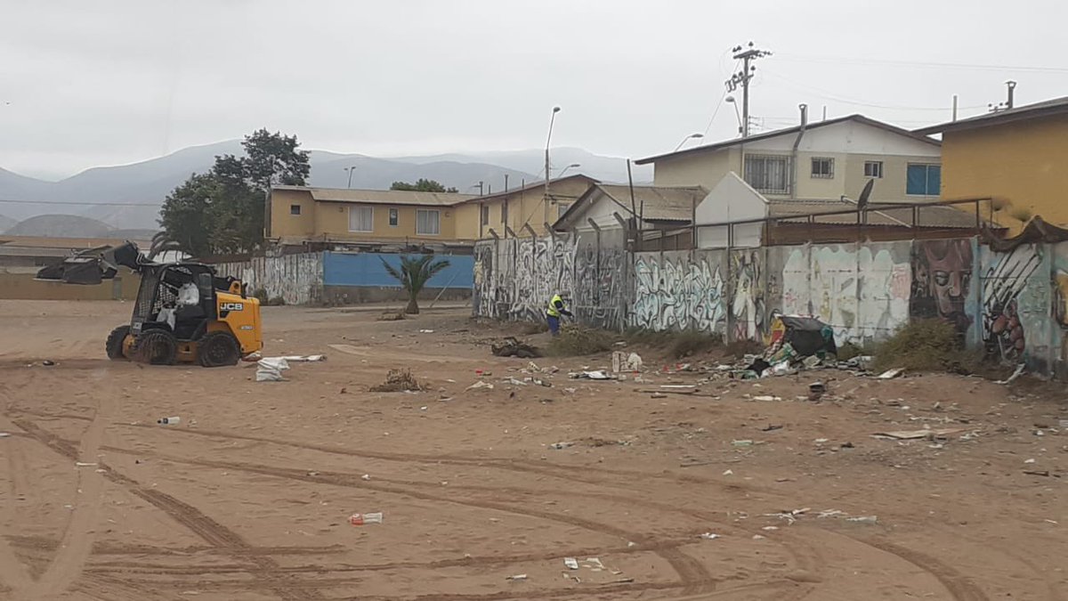 munilaserena's tweet photo. 🚜Nuestro equipo de Servicio a la Comunidad realiza limpieza del #microbasural existente en cancha de calle Las Rosas y en sector El Escorial en Las Compañías, como parte de las labores diarias de mantención de los diferentes entornos de la comuna.
#LaSerenaEsDeTodos https://t.co/3B7MsS2obU