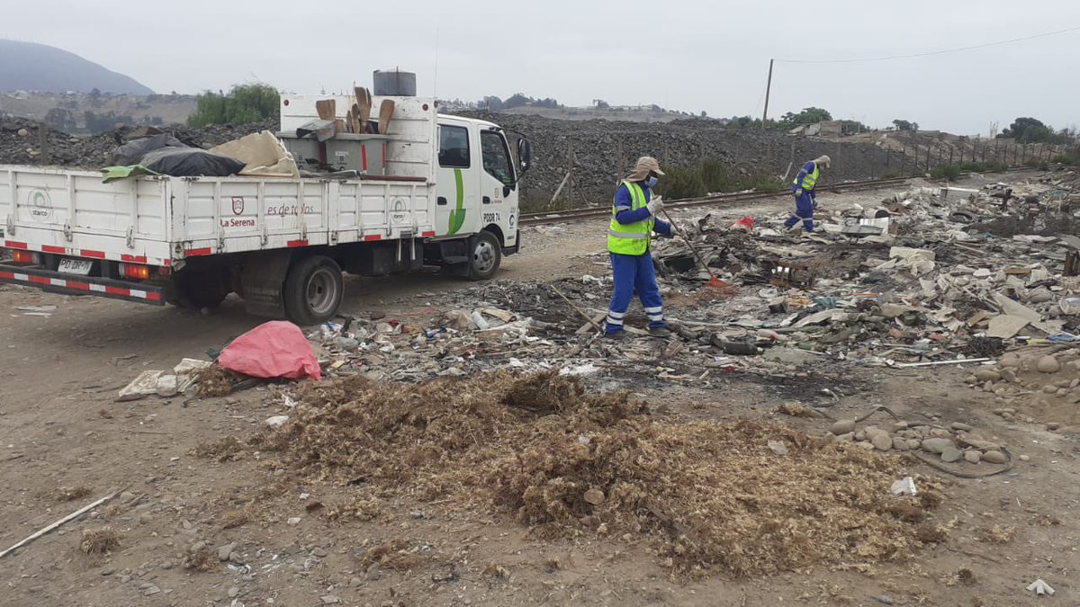 munilaserena's tweet photo. 🚜Nuestro equipo de Servicio a la Comunidad realiza limpieza del #microbasural existente en cancha de calle Las Rosas y en sector El Escorial en Las Compañías, como parte de las labores diarias de mantención de los diferentes entornos de la comuna.
#LaSerenaEsDeTodos https://t.co/3B7MsS2obU