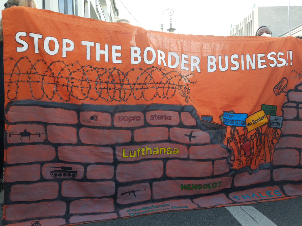 Wer mehr über die #FestungEuropa, die Verstrickung mit der Sicherheits- und Militärindustrie, die privaten #BorderProfiteers, aber auch Infos zu Protest und Widerstand sucht, wird in dieser Broschüre zum EU-Grenzregime (Hrsg. von <a href="/OezlemADemirel/">Özlem Alev Demirel</a>) fündig: oezlem-alev-demirel.de/wp-content/upl…