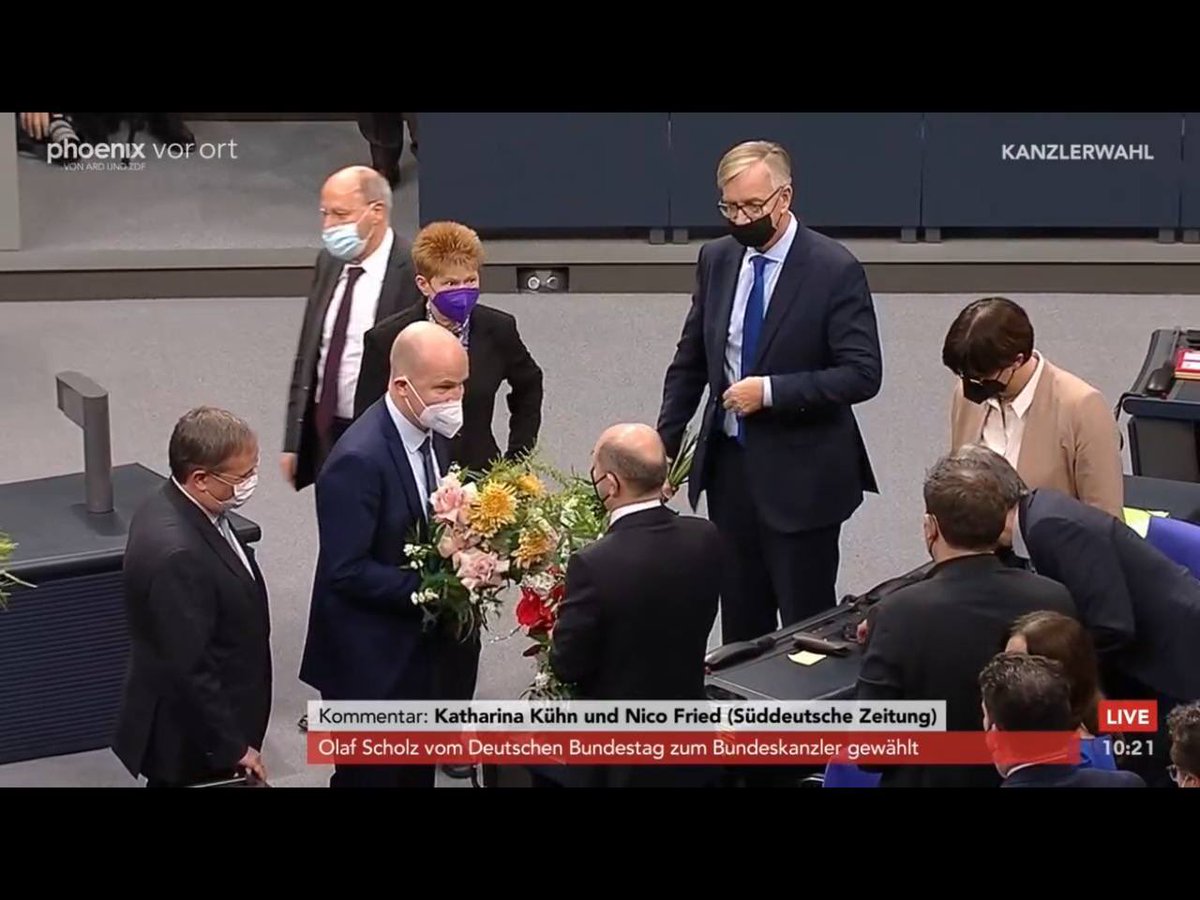 NatalieStrom1's tweet photo. Geschmackloser als die Blumen der @CDU geht es leider nicht. Omas Gardinen gemischt mit Petra Paus Haaren!? https://t.co/Ap7NcExHd9