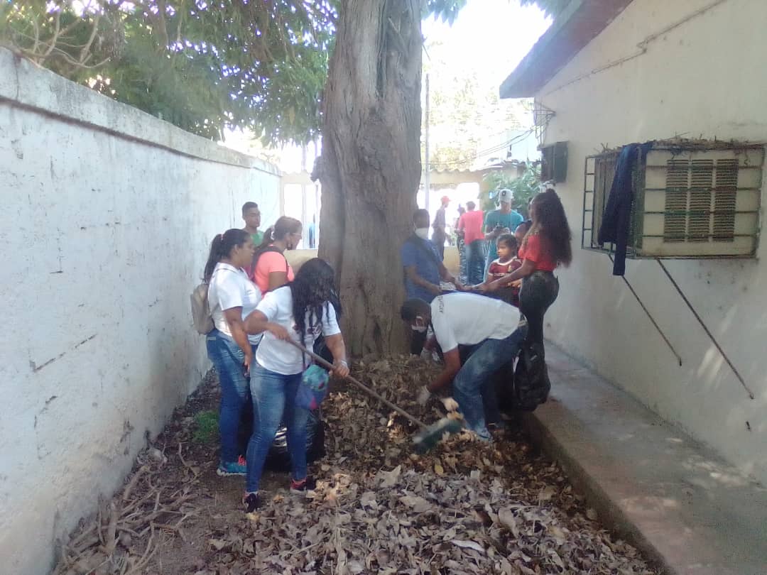 jpsuvguanta's tweet photo. Siguiendo los lineamientos de de la Alcaldesa @natalibello1 el Gabinete de la Juventud sigue con las labores de limpieza a los espacios de la biblioteca Simón Rodríguez e Infocentro.
#LealesALaPatria 
#GuantaPorLaRenovación
#AnzoateguiPorLaRenovación https://t.co/E03za1MAdJ