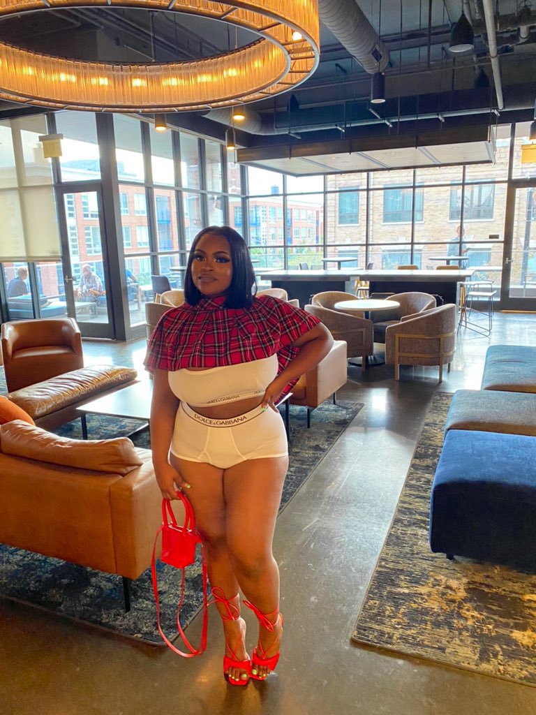 bighomiekey's tweet image. This shit hilarious to me I’m sorry 😭😭😭😭😭😭cause she really dressed like the mane