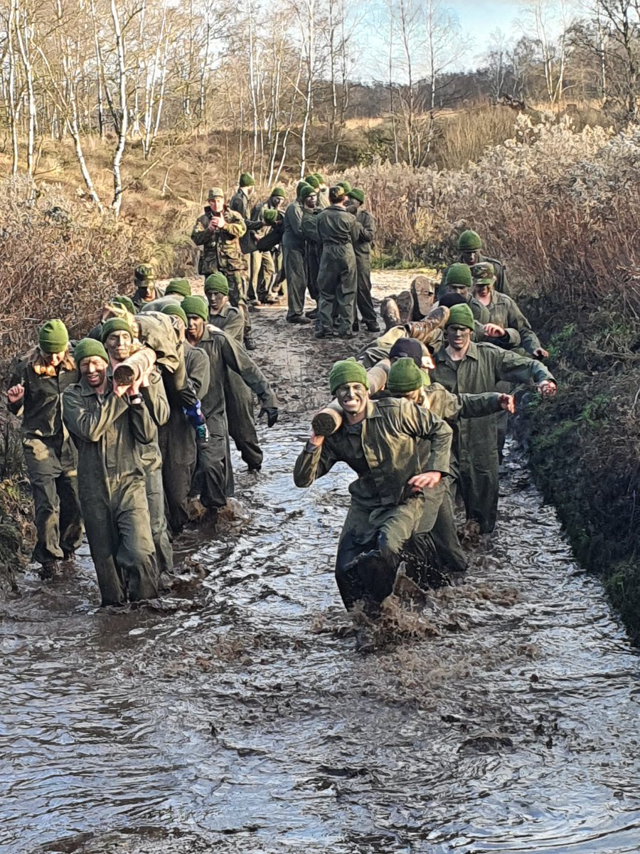 VCAmsterdam's tweet photo. Actief bezig zijn. Een wezenlijk onderdeel van de Veva opleiding bij het Veiligheidscollege Amsterdam. #veva #doorzetters @Defensie @DefensieMin @MBOZuidoost https://t.co/m0l0BnPMic