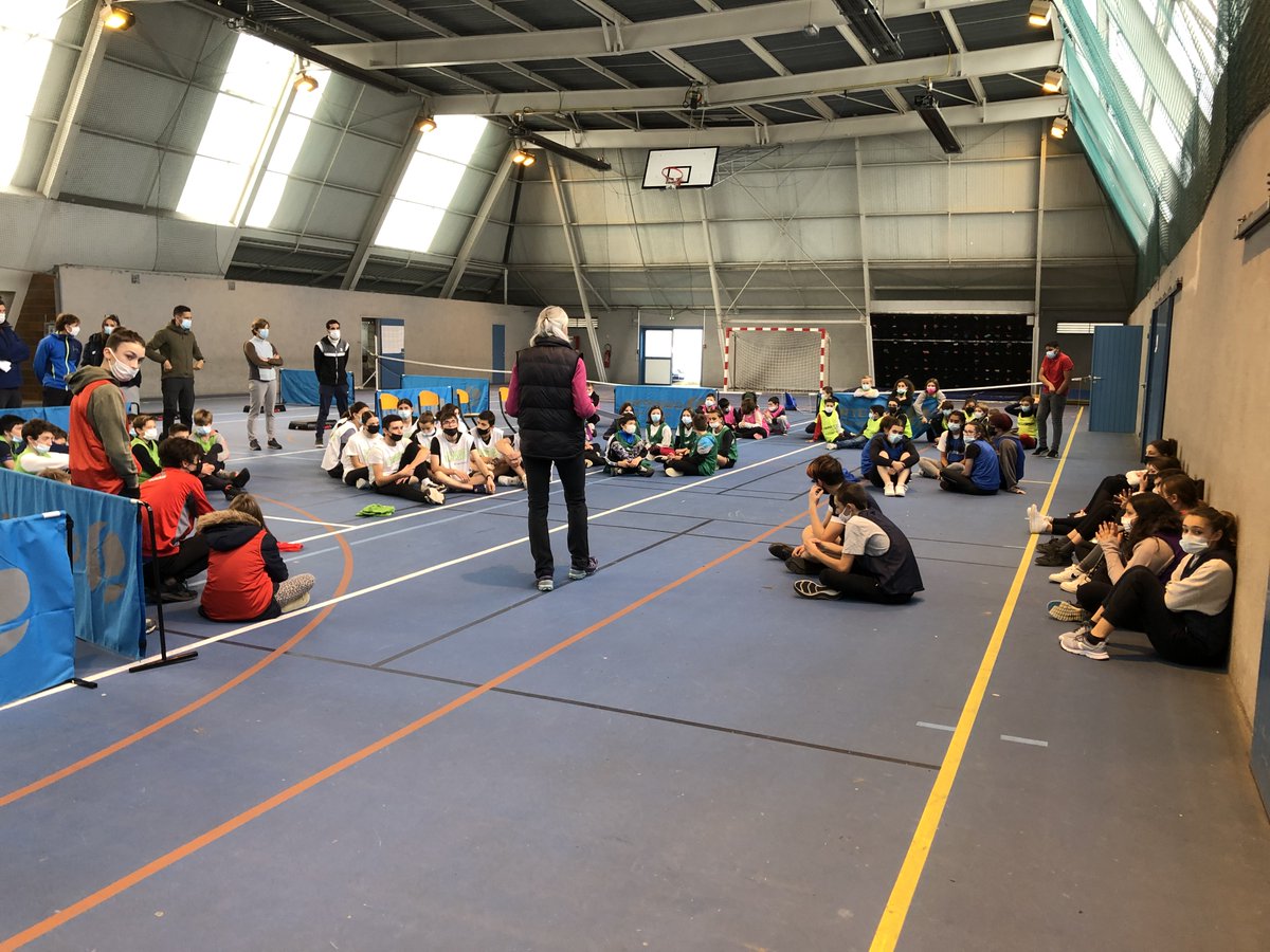 ReneGond's tweet photo. Sport partagé cet après midi à l'UNSS. Cela permet aux élèves valides et aux élèves en situation de handicap de pratiquer ensemble et de partager plus que du sport. https://t.co/PN8dhfgM8F