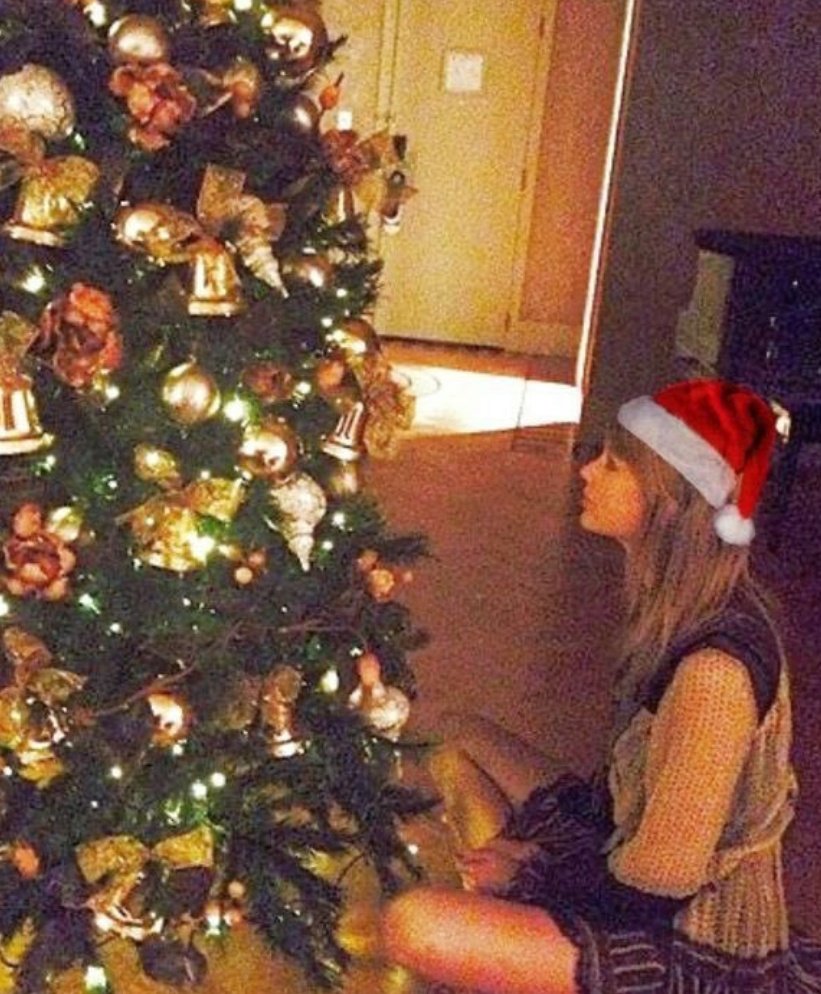 palak____19's tweet image. #StanbaseTaylorSwift because she&apos;s the best 😎