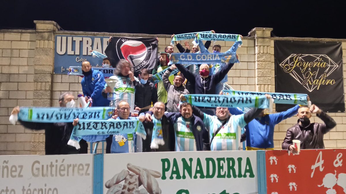 CDCORIA's tweet photo. 🙌🏼 | #UltraBar y @BellotaBoys, juntos más fuertes.
💙 Siempre de la mano apoyando a nuestro equipo.
#CDCoriaFANS #GradaCeleste #NoDejesdeSoñar https://t.co/erXYjADvh8