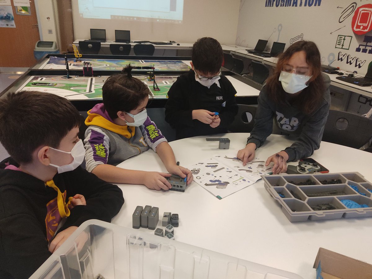 mervgk10's tweet photo. Ortaokul kademesi U Winter Vex Robotic kursumuza başladık 🤩💜
@UgurKodluyor @ardaergez @metinakcaa @EsenTopcuoglu @t_tuche_e https://t.co/8wo4Pawkq3