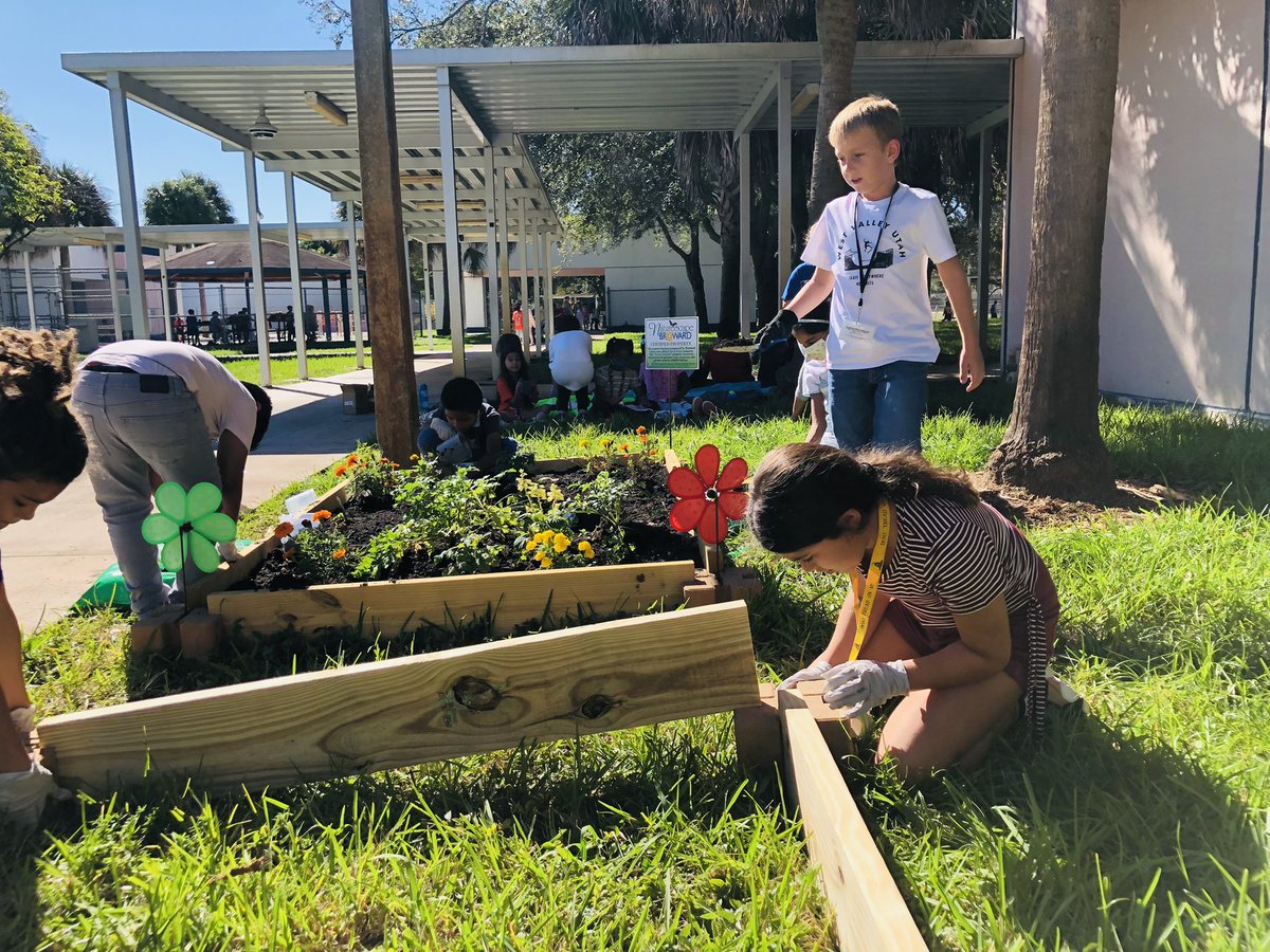 MrsMoorman1's tweet photo. We built a garden from scratch! Big thanks to @FlaFarmBureau, @BrowardSTEM #P3Challenge & our garden fairy - Ms. Griffin for funds and support π @CentralParkElem https://t.co/bCWC7aXPEO