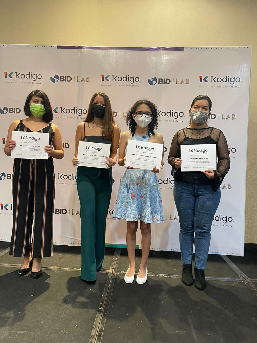 Hoy <a href="/el_BID/">Banco Interamericano de Desarrollo</a> y <a href="/KODIGOSV/">KODIGO</a> presentaron a los 48 primeros graduados de “Kod1ficando para Mejorar Vidas”, formación intensiva en habilidades tecnológicas. Felicitaciones especiales para las cuatro chicas de la promoción 👏👏👏 
Interesados pueden aplicar en kodigo.org