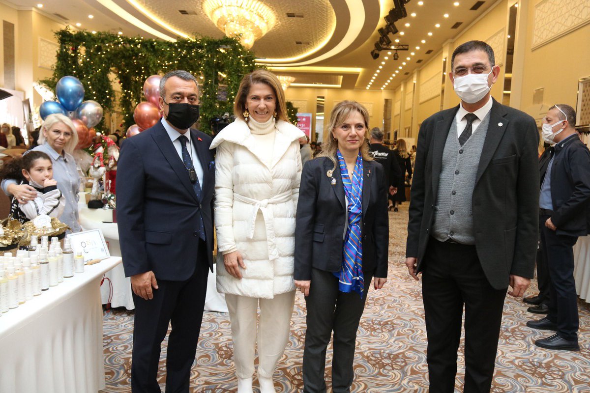 adnan_unverdi's tweet photo. Gaziantep Zeugma Rotary Kulübü tarafından, gelirinin tamamının dezavantajlı genç kızların meslek edindirme projesinde kullanılacağı Yılbaşı Alışveriş Şenliğinin açılış törenine katılım sağladık.
Emeği geçenlere teşekkür ediyor hayırlı olmasını diliyorum. https://t.co/XEQ2ee3dBe