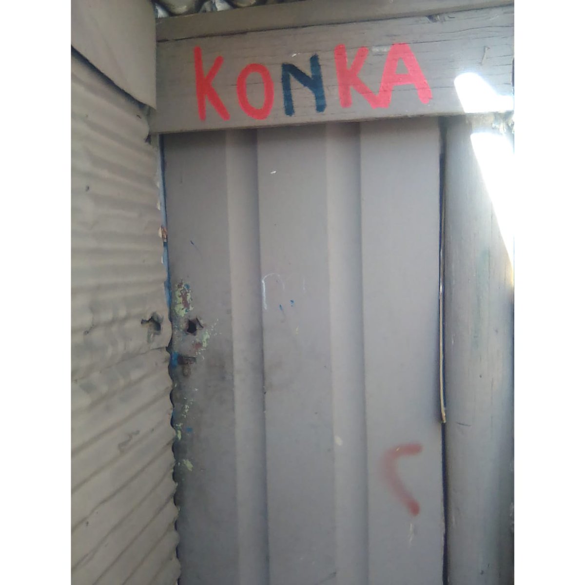 ennockmartZA's tweet image. For those who don't know my story, those who don't know we're my art journey began. This is where it all  began, this very same shack has hosted SABC more 5 times, BBC, Africa news, Drum Magazine and other big media houses.

My sis decided to write this on the door 🤣

Dreams 🥺