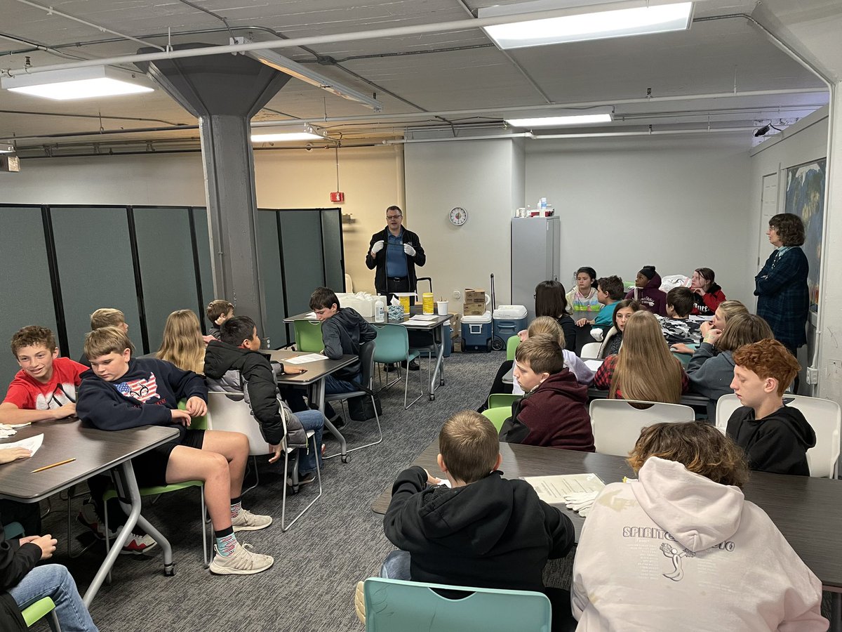 FredoniaLES's tweet photo. 6th grade studying artifacts at Museum of World Treasures in Wichita. Students were intensely inquisitive during this process! #leshinelc https://t.co/JgyMKk8lm3