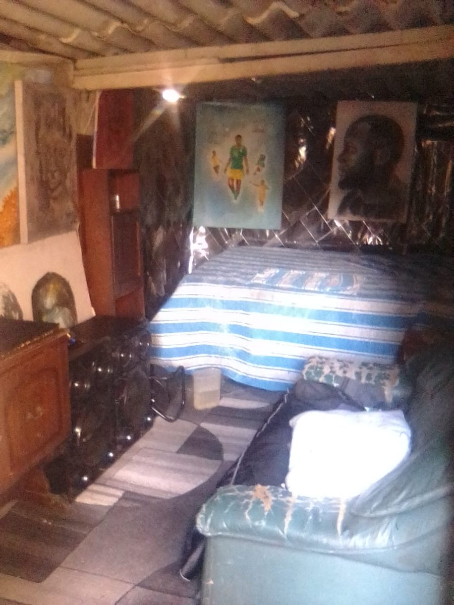 ennockmartZA's tweet image. For those who don't know my story, those who don't know we're my art journey began. This is where it all  began, this very same shack has hosted SABC more 5 times, BBC, Africa news, Drum Magazine and other big media houses.

My sis decided to write this on the door 🤣

Dreams 🥺