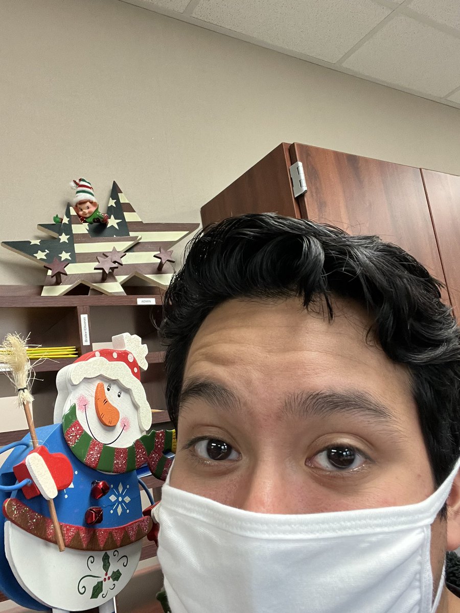 GarzaClass's tweet image. Met one of Elfie’s friends today @MRobinsonElem #selfiewithelfie