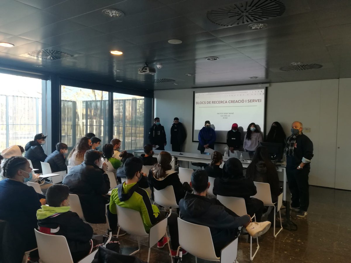 Ins_JosepTapiro's tweet photo. El passat dilluns 29 de novembre l'alumnat de 4rt ESO van fer l’acte de clausura del primer torn del #ProjecteRCS a la Biblioteca Pere Anguera. Aquí teniu la notícia completa. 👇
https://t.co/fv7whhi3DM @ReusCultura #projectesRCS @edualter @MMACA_cat @LabDeLletres https://t.co/8EjknDm21K