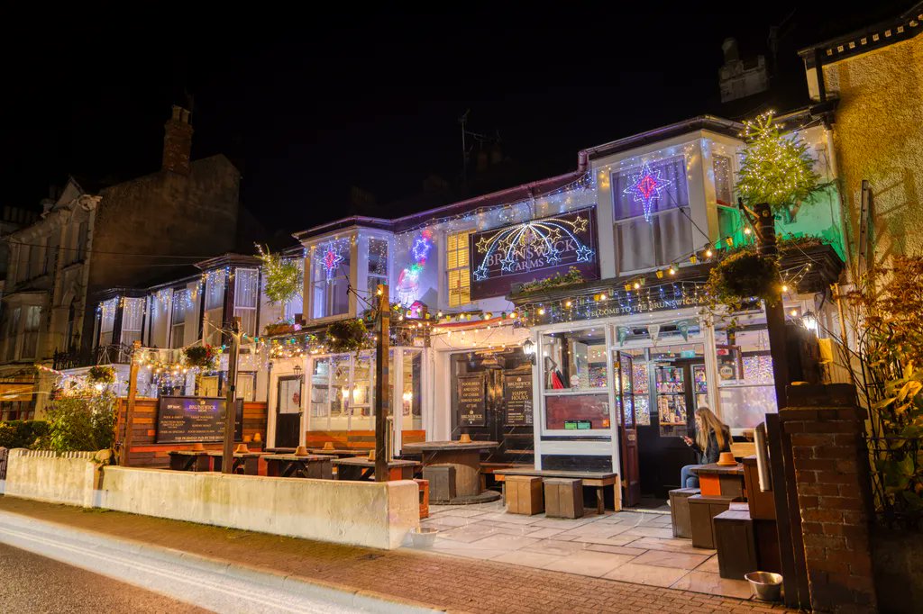 Tonight's light show is courtesy of the <a href="/BrunswickArms/">Brunswick Arms Pub</a>. Well done the Brunny.
#christmaswindows #christmaswindowdisplay #christmasdisplay #christmaswindow #christmasindawlish