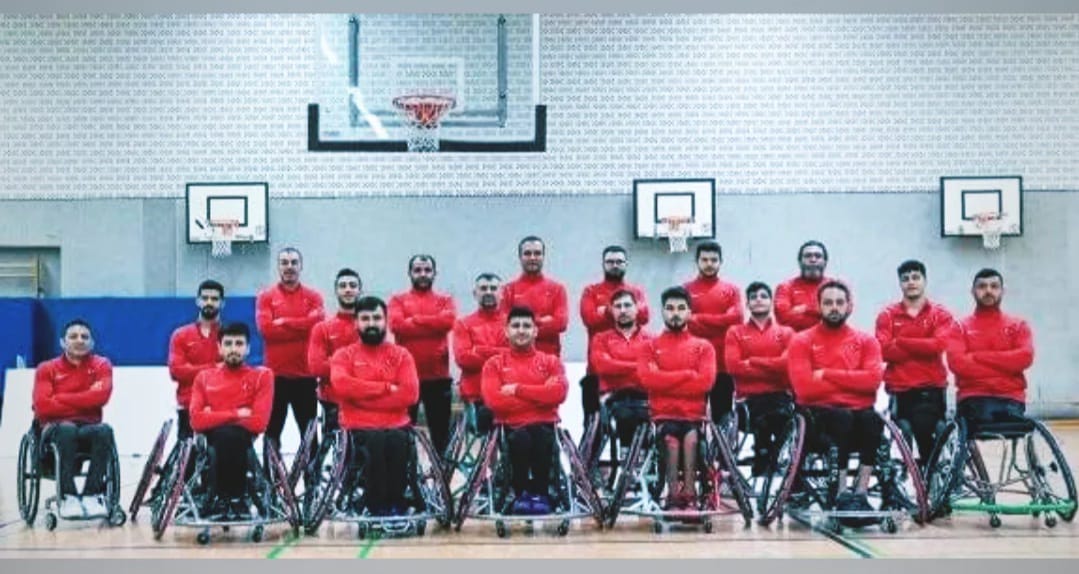 slmsyk15's tweet photo. MİLLİ TAKIM SPORCULARI BUNU HAKETMİYOR!! 
ARKADAŞLARIMIZ SAĞLIKSIZ KOŞULLARDA,AÇ SUSUZ,İNSANLIK DIŞI DAVRANIŞLARA MARUZ KALARAK KARANTİNA SÜREÇLERİNİ GEÇİRMEYE ÇALIŞIYOR.YETKİLİLERDEN RİCAMIZ BU VATAN EVLATLARININ BİR AN ÖNCE ÜLKE TOPRAKLARINA SAĞLIKLI BİR ŞEKİLDE GETİRİLMESİ.. https://t.co/u4Ddf3kEqt