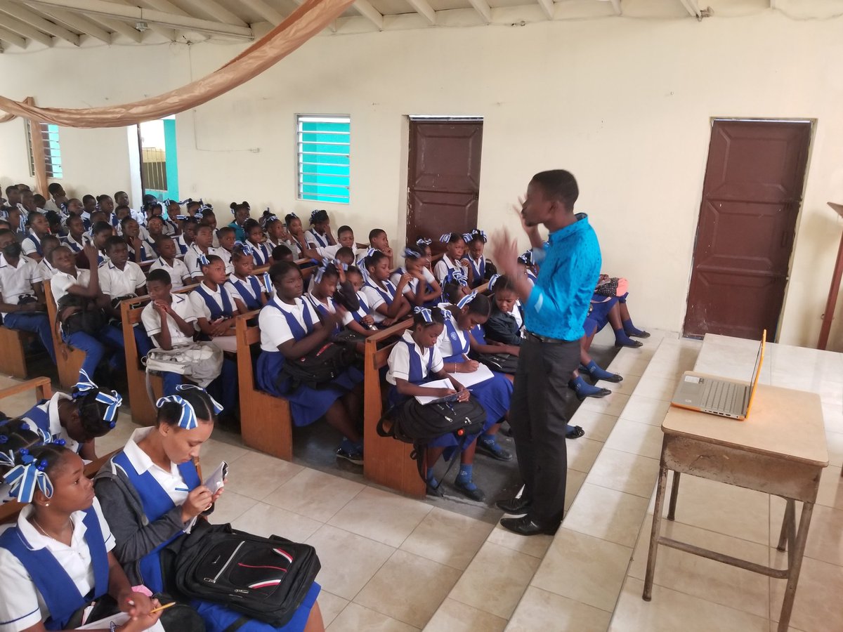 medejh's tweet photo. Conférence sur la Gestion des #émotions après un événement #traumatisant à l'école congréganiste Adrien Massa de Pèlerin, Pétion-ville. 08.12.2021
#AppuiPsychosocial #ImplicationCitoyenne #SupportPsychologique @tvaldaHT @psyhaiti https://t.co/srN7g2XEfX