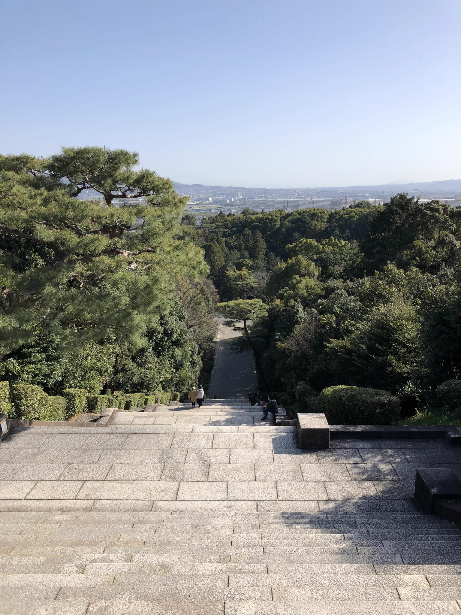 @mariii_a73 中学生の頃、門限破って遊んでたら、その仕置きに父から夜中２時に御陵さんに連れて行かれて、「天皇陵の前に鈴置いてるから一往復に一つずつその鈴を取ってきなさい」と健気に７往復1人でしたなぁ😤
先日も両親と上がって来たよ👍
今では笑い話🤣 