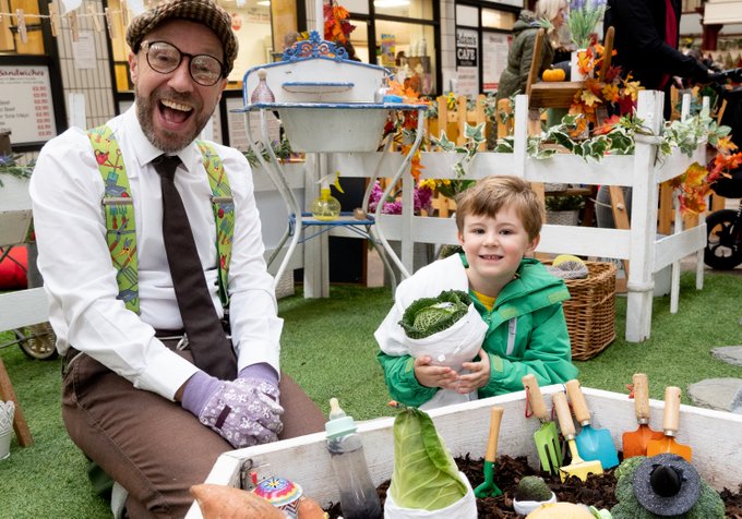 Calderdale's tweet photo. The ‘Let’s Grow’ pop-up allotment returns to Halifax Market this Christmas, with a festive theme!🎄🥕

It follows the successful debut of the pop-up event at the market during the October half-term. Join in the fun on Mon 20 and Tue 21 Dec. 

All the info👉https://t.co/MMmqnGBGOn https://t.co/M3QoxgrJao