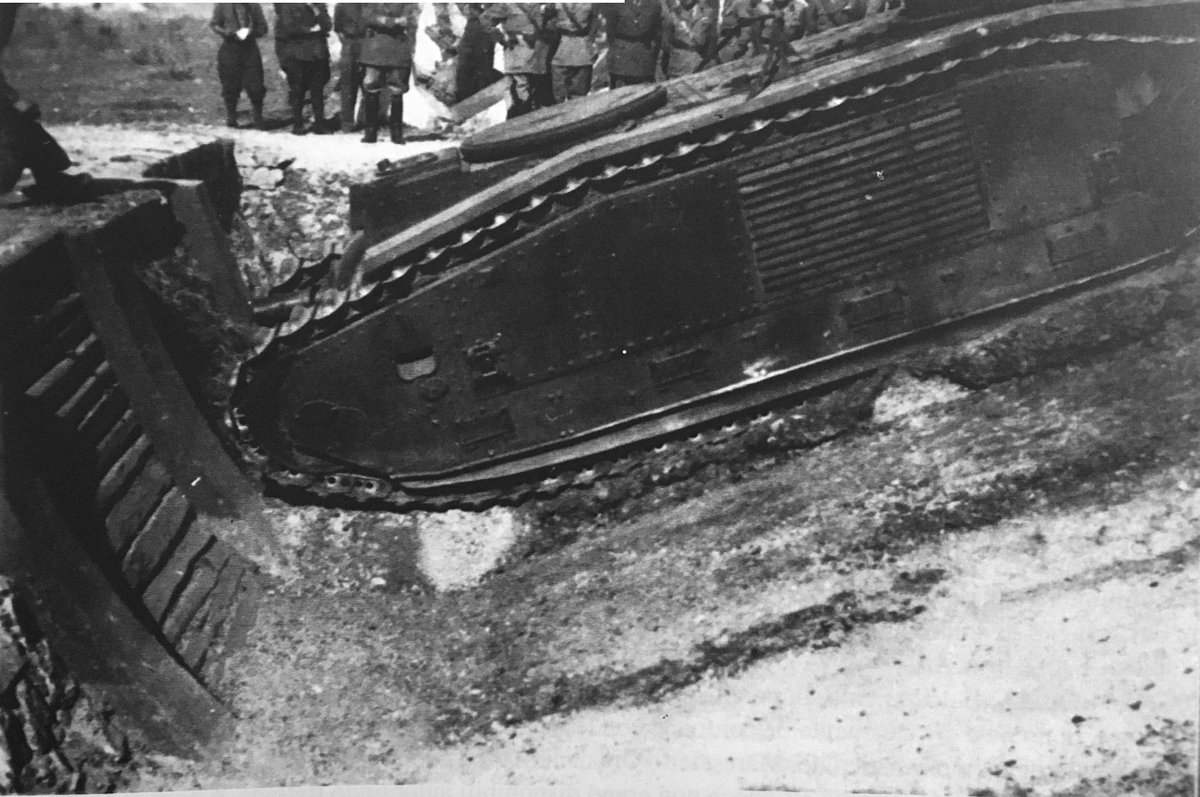 MajorGallows's tweet photo. @C_VargasHarle Un peu comme les italiens qui avaient conservé six châssis de B1 Bis et les testaient comme prototypes de Semovente jusqu'en 1943 https://t.co/wJorhlqtKT