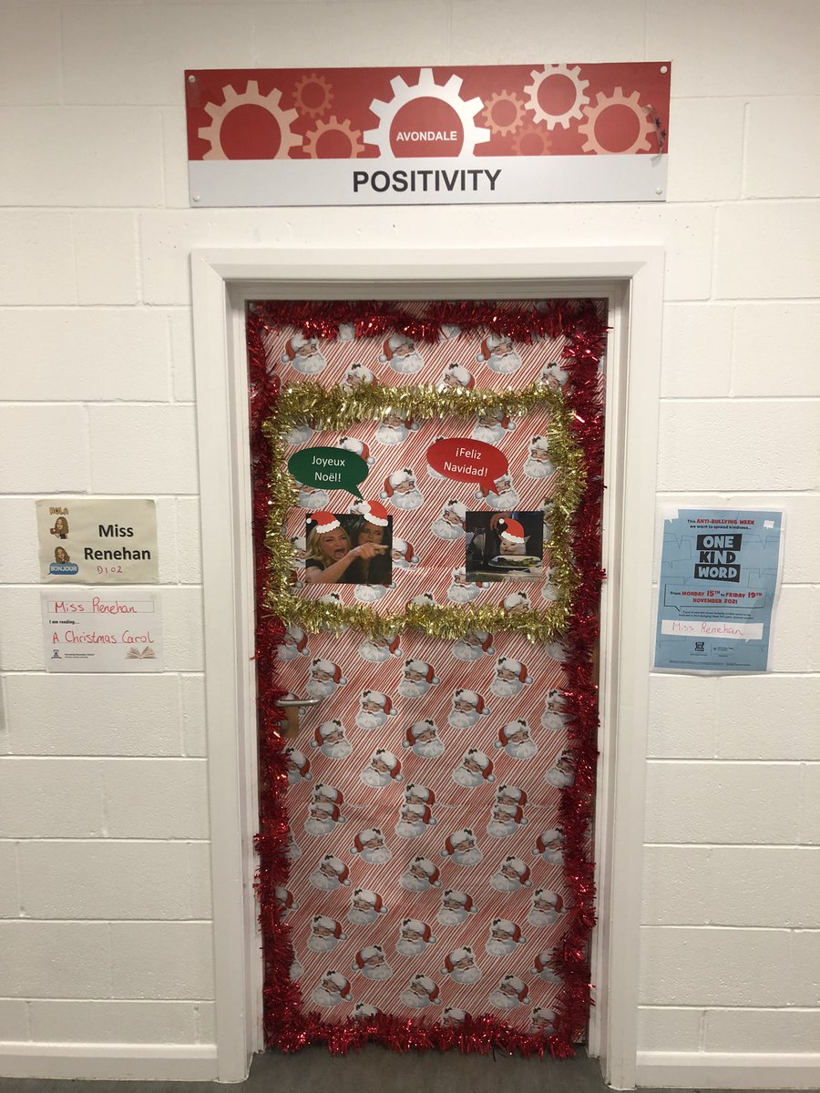 It’s not as funny when you have to explain it @mrs_hashagen #christmasdoors #JOYEUXNOEL #FelizNavidad 🇫🇷🇪🇸