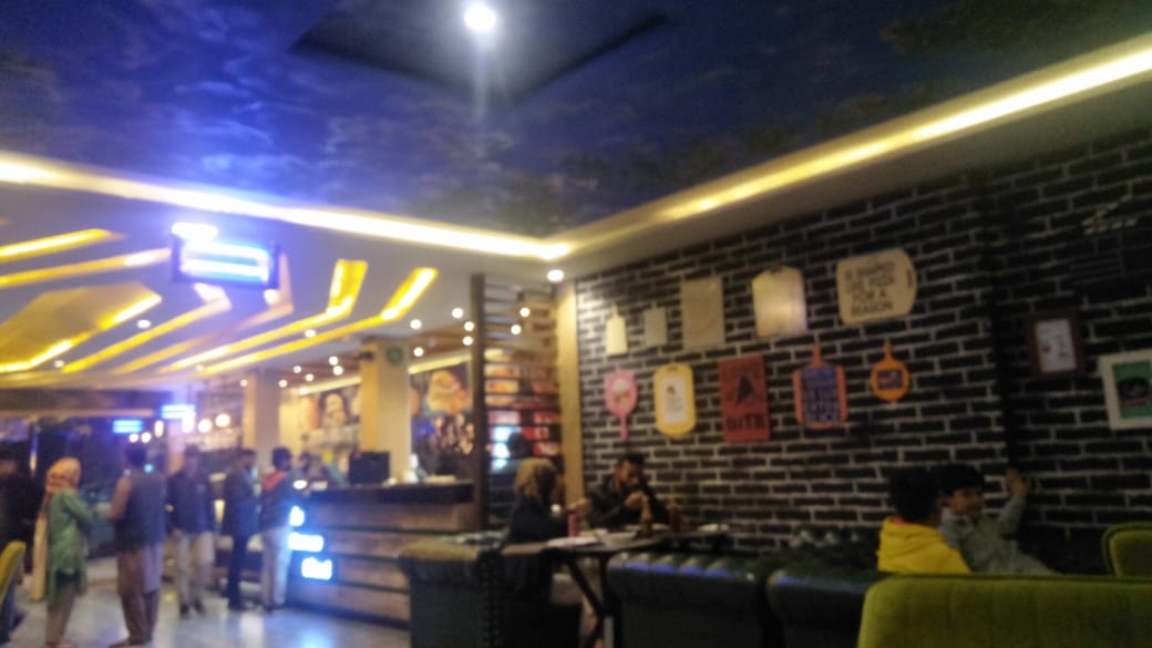 sikandersaifpk's tweet photo. Visited open mic Caffe owned by Aftab Iqbal .We ordered a pizza and it was one of the disgusting thing i have ever had. The pizza was tasteless and of poorest quality
Not recommended at all
Taste  0/10
Ambiance 8/10
#disgusting 
#tasteless 
#poorquality https://t.co/kJHtk3QKIz