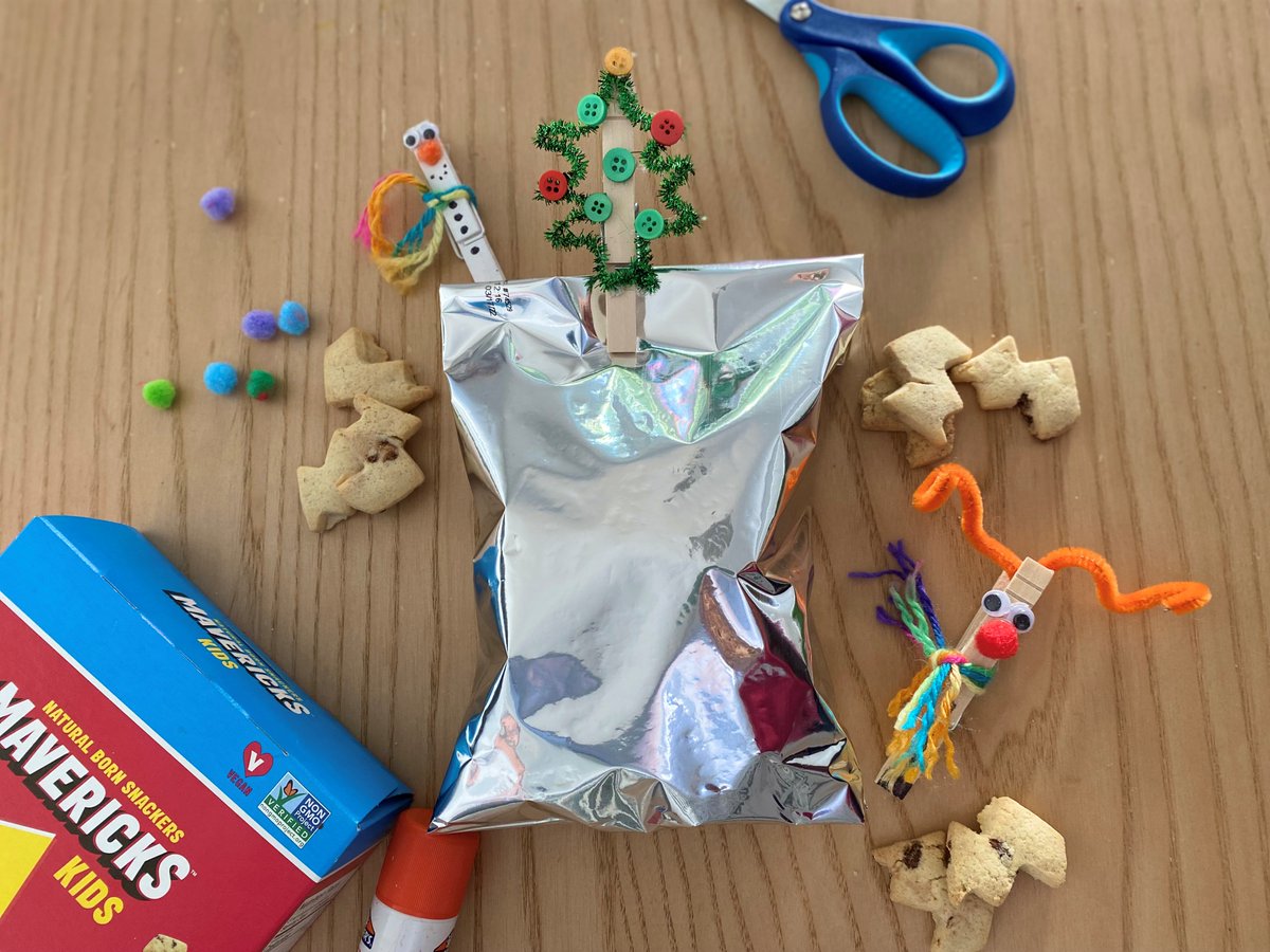 Whoever said you can’t play with your food clearly wasn’t a Maverick! Get crafty and jazz up your snack routine with these cute #DIY holiday bag clips 🎨 All that’s needed are some clothespins, pipe cleaners, pompoms and glue – imagination not included 😊