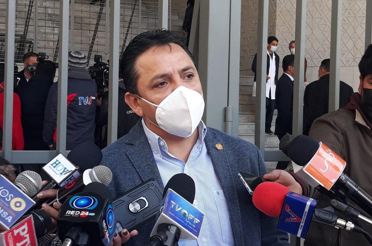 BrujulaNoticias's tweet photo. El senador de Creemos, #HenryMontero afirma que el caso items fantasmas en #SantaCruz es una "cortina de humo" del gobierno para dejar de lado el caso "Las Londras"
Vía: @ArminCopa https://t.co/CGmOei97Fd