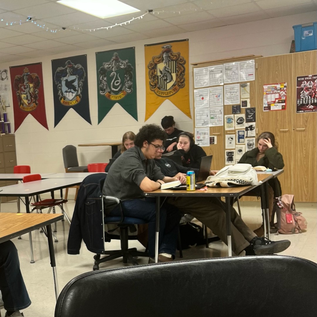 ReedsSpringHS's tweet image. It’s always nice to start class with a little independent reading time. Trying to cultivate the love of reading.  #WordyWednesday #WolvesAtWork #WolvesLuv2Read #ONEwiththePACK