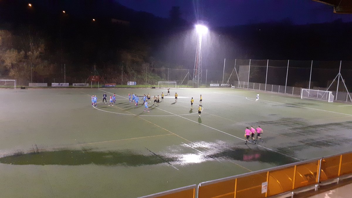 cerratojo's tweet photo. Esta tarde gran partido de water-polo en la Roseta. Con gorro azul el @SDIturrigorri con gorro amarillo el baskonia. Ya queda un día menos para que cambien el césped. https://t.co/mmyHVWQZ7S