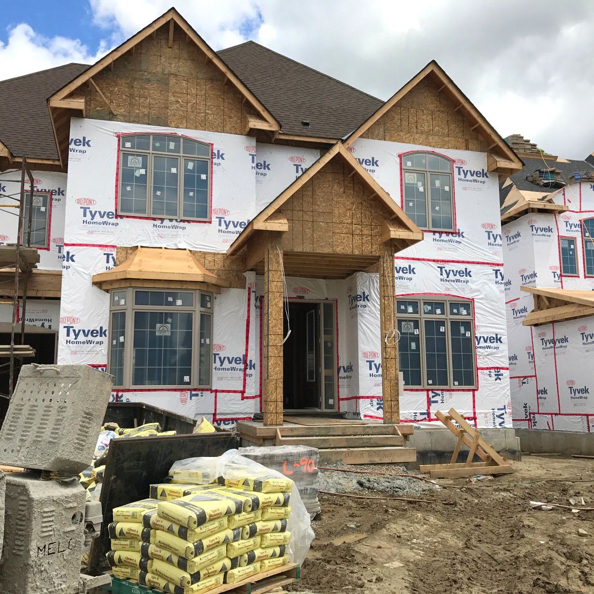 Beautifully crafted, our #Kleinburg Crown Estates homes are showstoppers! Only 3 ravine lots remain, plus our stunning Model Home is available for purchase. Book your appointment today! Call 416-798-7070.
skyhomes.ca/kleinburgcrown…